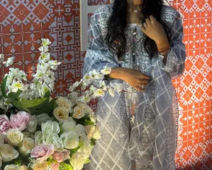 সুন্দর নারীদের পোশাক মাত্র দুইবার পরা হয়েছে
