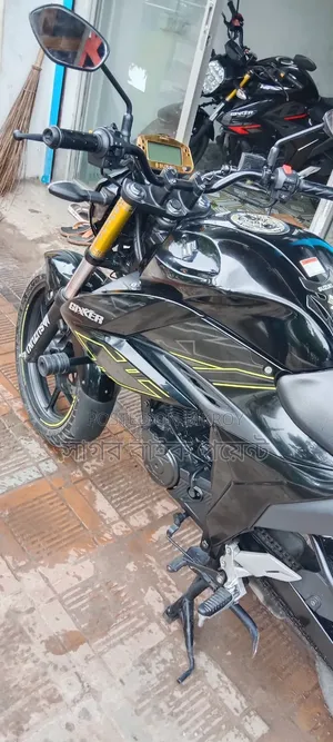 সুজুকি জিক্সার ২০২৫ ব্ল্যাক