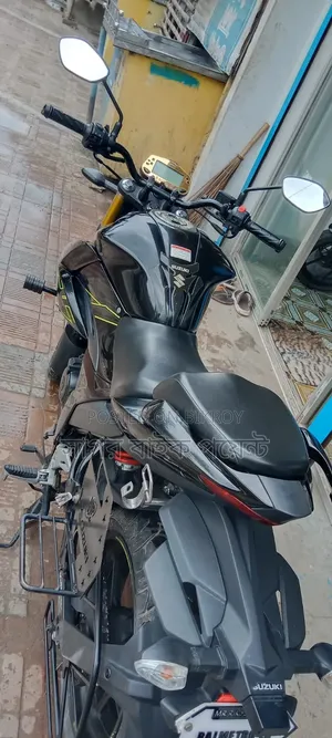 সুজুকি জিক্সার ২০২৫ ব্ল্যাক