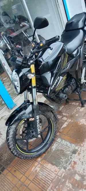 সুজুকি জিক্সার ২০২৫ ব্ল্যাক