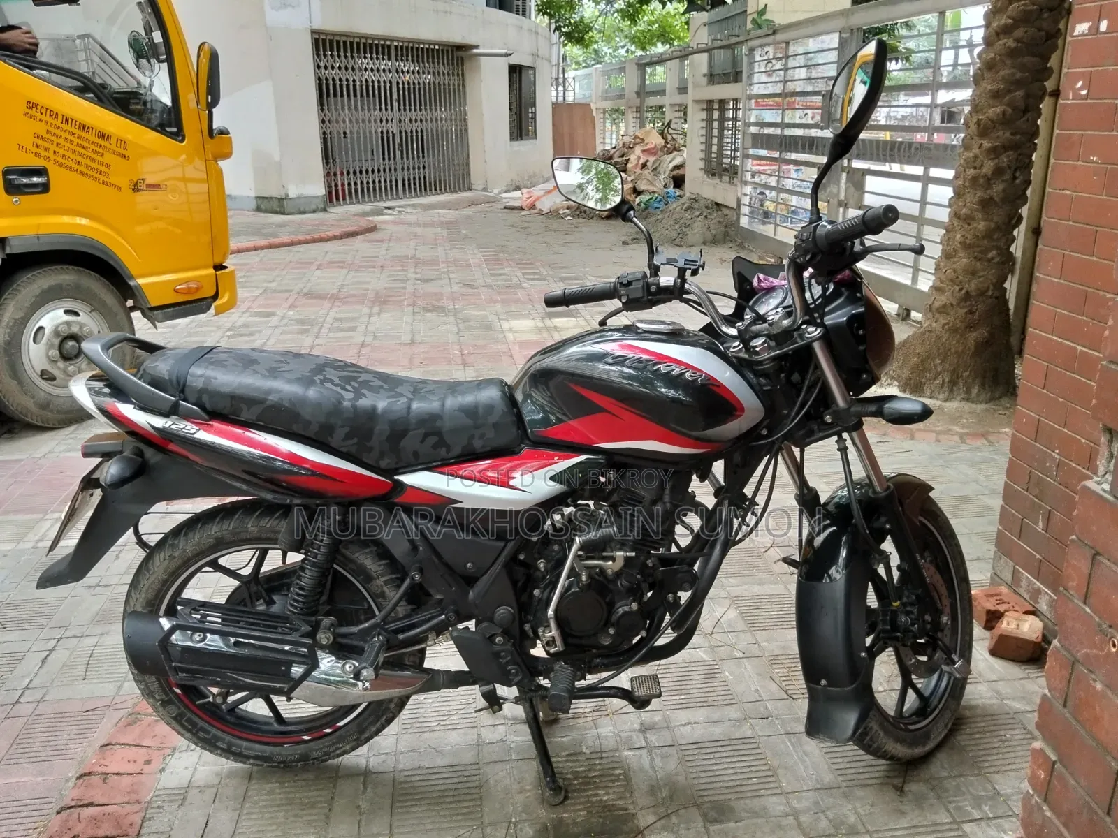 বাজাজ ডিসকভার ১২৫ ২০২১ ব্ল্যাক