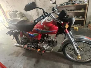 হোন্ডা সিবি ২০১৩ লাল