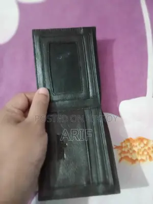 খুবি ভাল মানের অরিজিনাল লেদার মানিব্যাগ। একদম নতুন।
