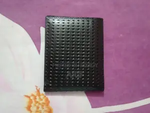খুবি ভাল মানের অরিজিনাল লেদার মানিব্যাগ। একদম নতুন।