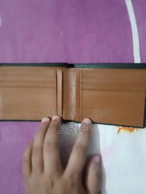 খুবি ভাল মানের অরিজিনাল লেদার মানিব্যাগ। একদম নতুন।