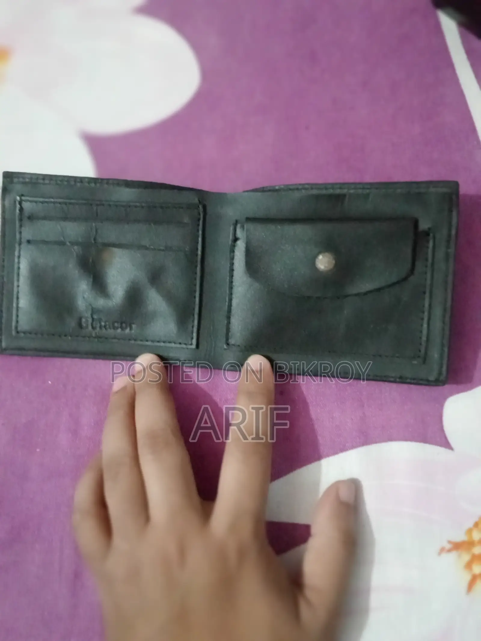 খুবি ভাল মানের অরিজিনাল লেদার মানিব্যাগ। একদম নতুন।