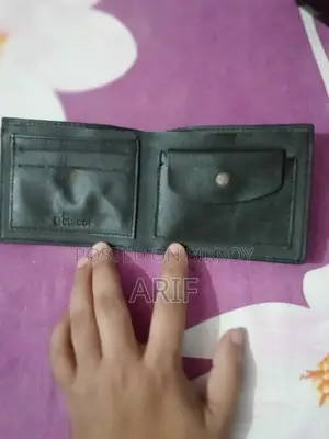 খুবি ভাল মানের অরিজিনাল লেদার মানিব্যাগ। একদম নতুন।