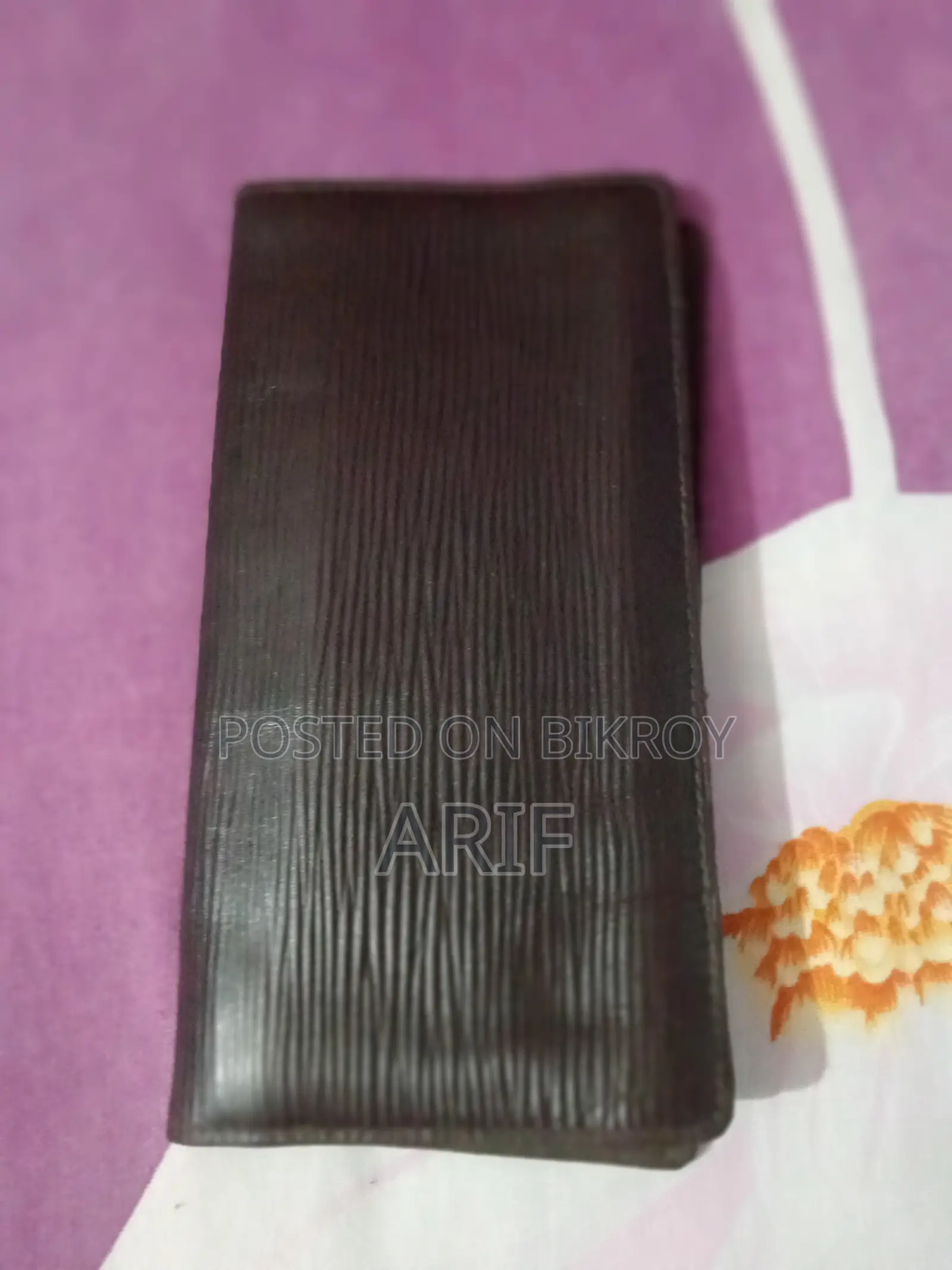 খুবি ভাল মানের অরিজিনাল লেদার মানিব্যাগ। একদম নতুন।
