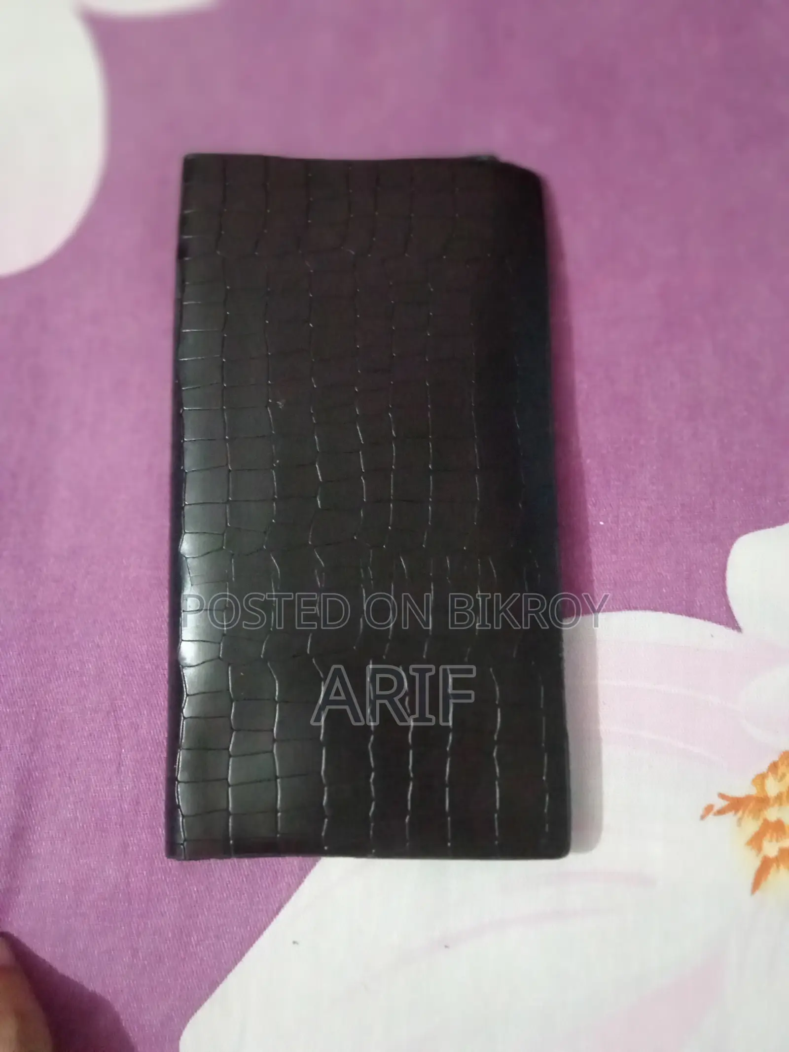 খুবি ভাল মানের অরিজিনাল লেদার মানিব্যাগ। একদম নতুন।