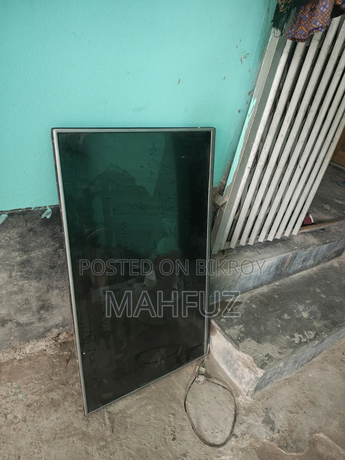 LG 3D TV for sale, display broken, motherboard is okay