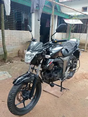 সুজুকি জিক্সার ২০২৫ ব্ল্যাক