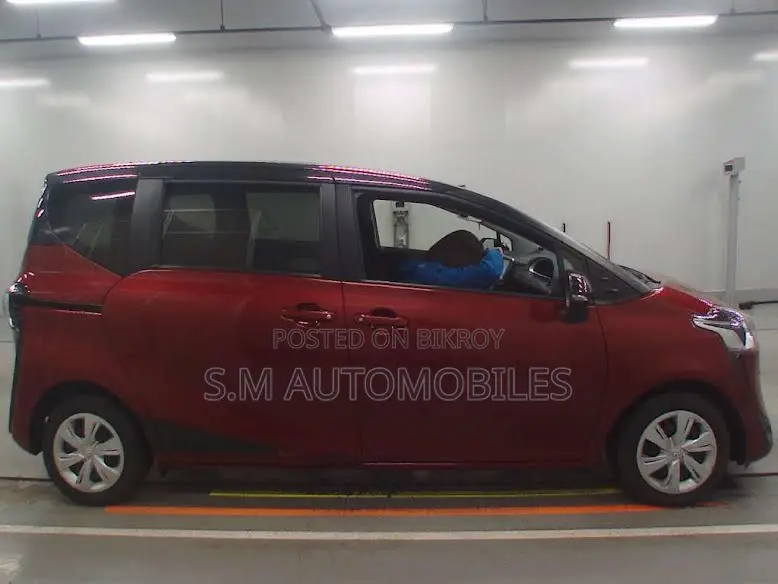 Toyota Sienta 1.5 Hybrid FWD 2021 Red