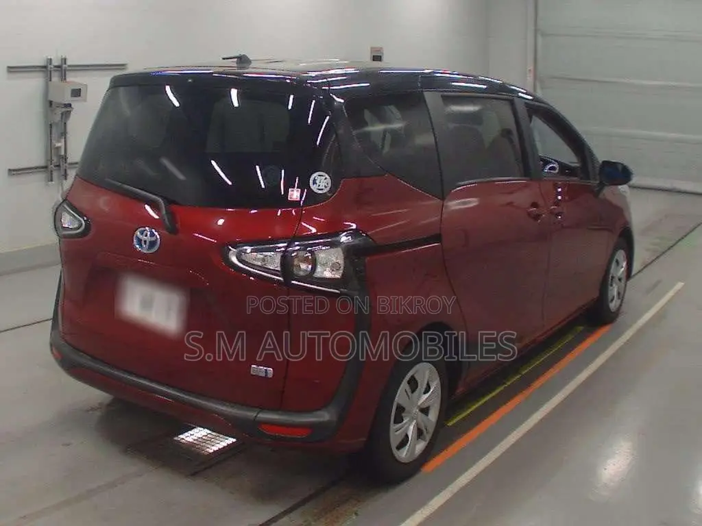 Toyota Sienta 1.5 Hybrid FWD 2021 Red