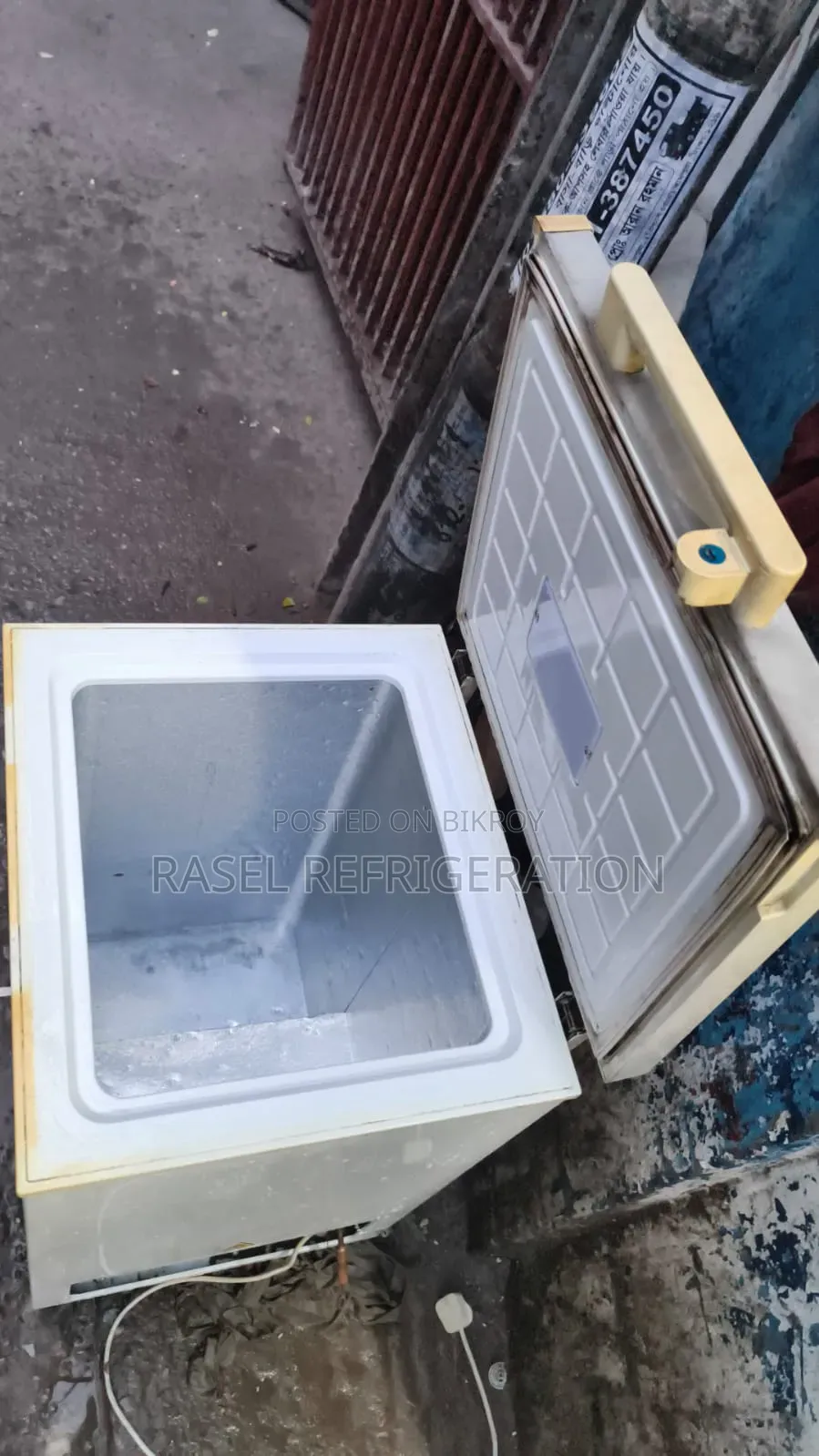 100 লিটার রানিং Sharp ডিপ ফিরিজ বিক্রি হবে।