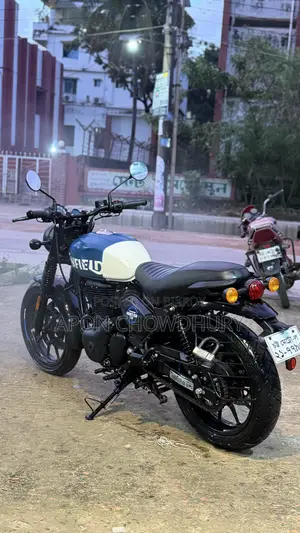 রয়েল এনফিল্ড হান্টার ৩৫০ ২০২৫ নীল