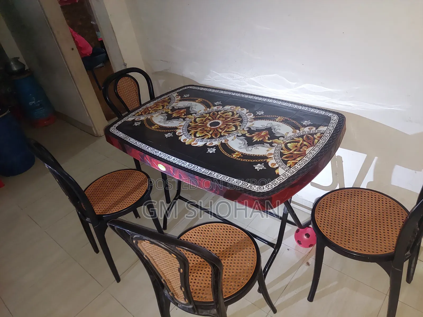 The table is RFL, bought a few days ago, completely new condition