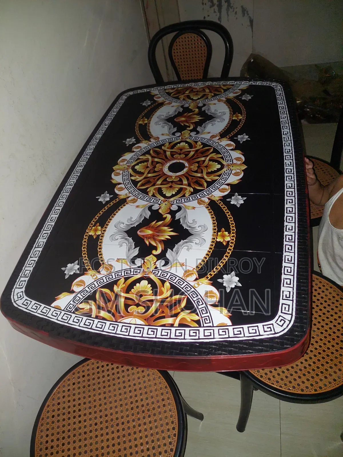 The table is RFL, bought a few days ago, completely new condition