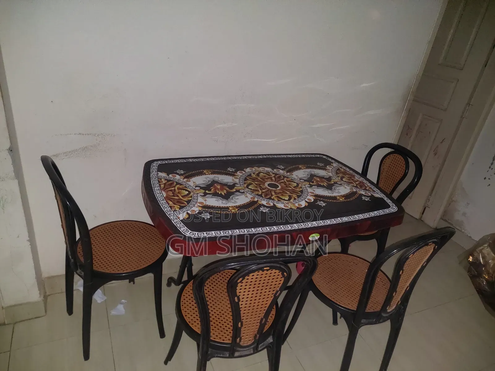 The table is RFL, bought a few days ago, completely new condition