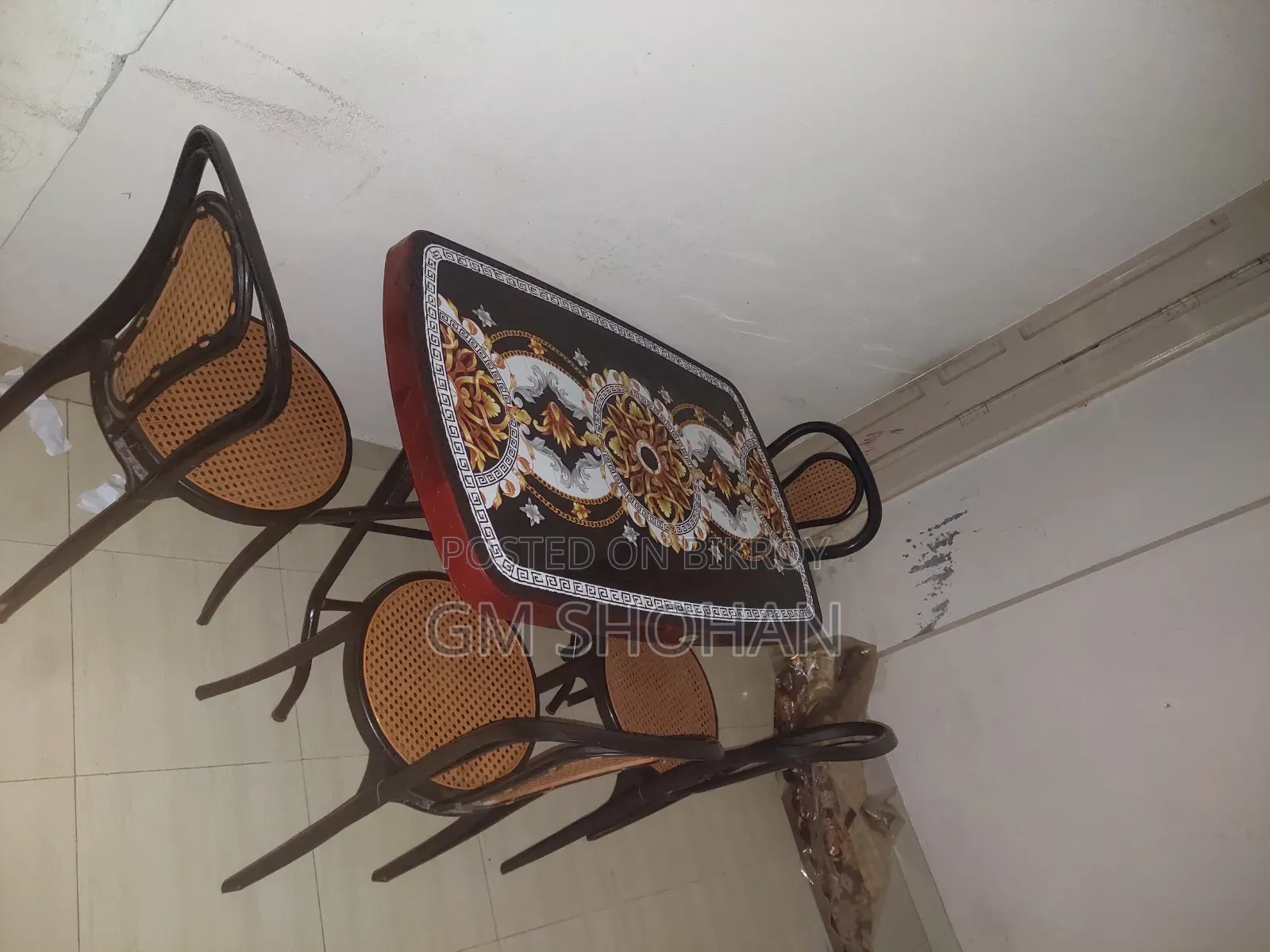 The table is RFL, bought a few days ago, completely new condition