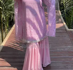 মাত্র একবার পরা গর্জিয়াস জামা বিক্রির জন্য!