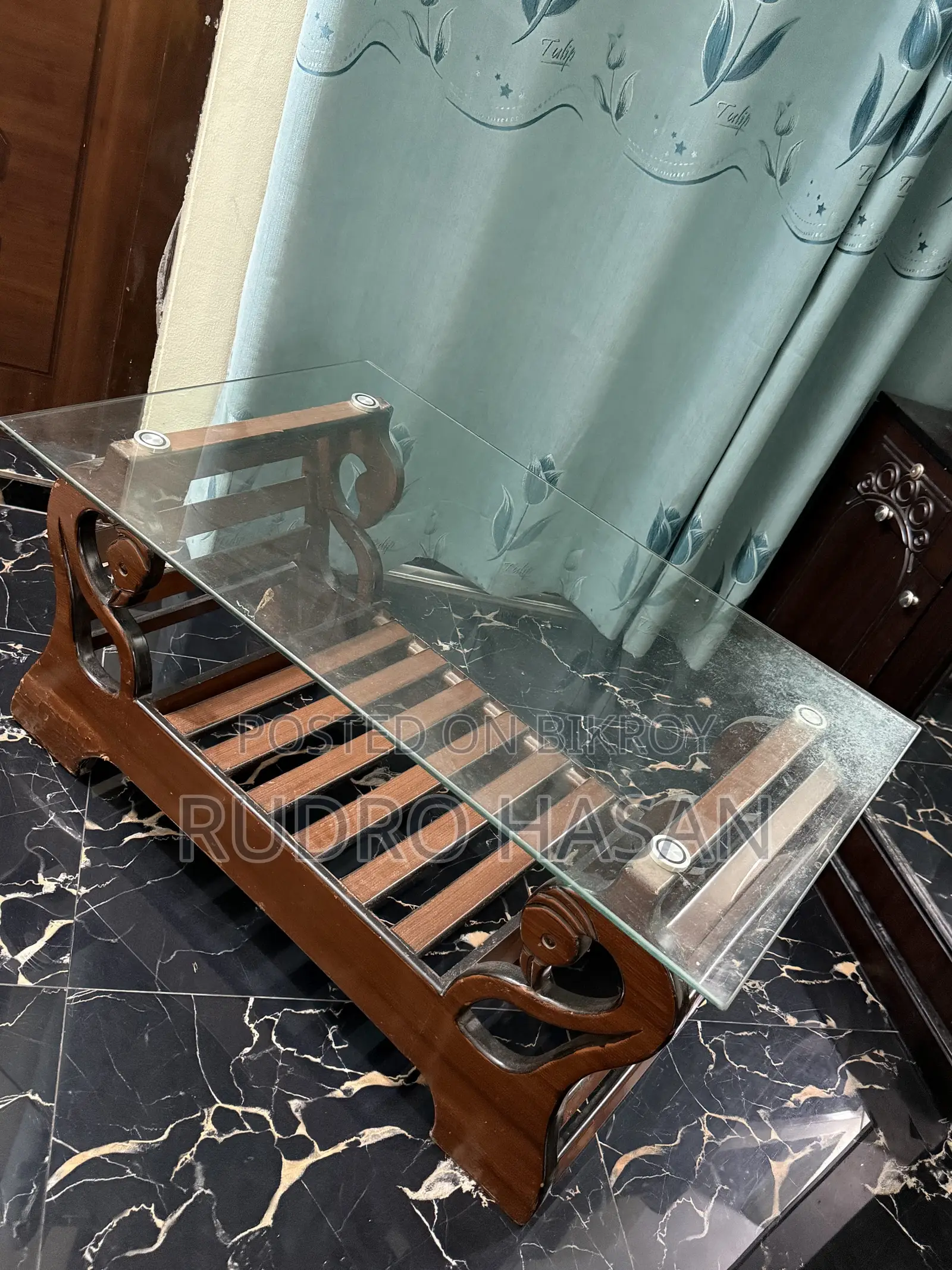 কাচের টেবিল