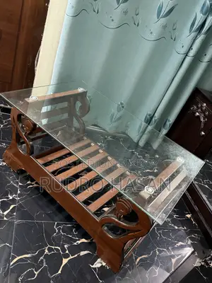 কাচের টেবিল