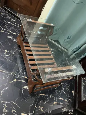 কাচের টেবিল