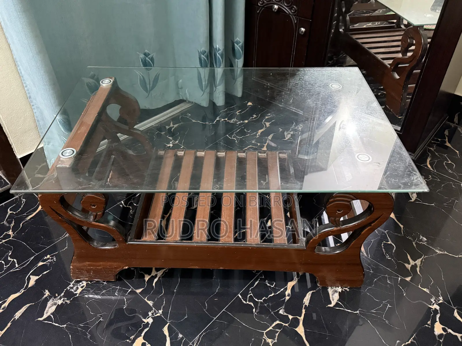 কাচের টেবিল