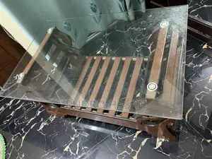 কাচের টেবিল