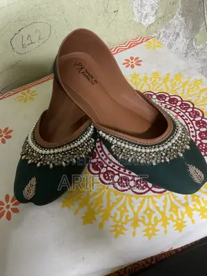 সবুজ পাকিস্তানি জুতো