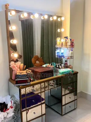 ড্রেসিং টেবিল, ভ্যানিটি