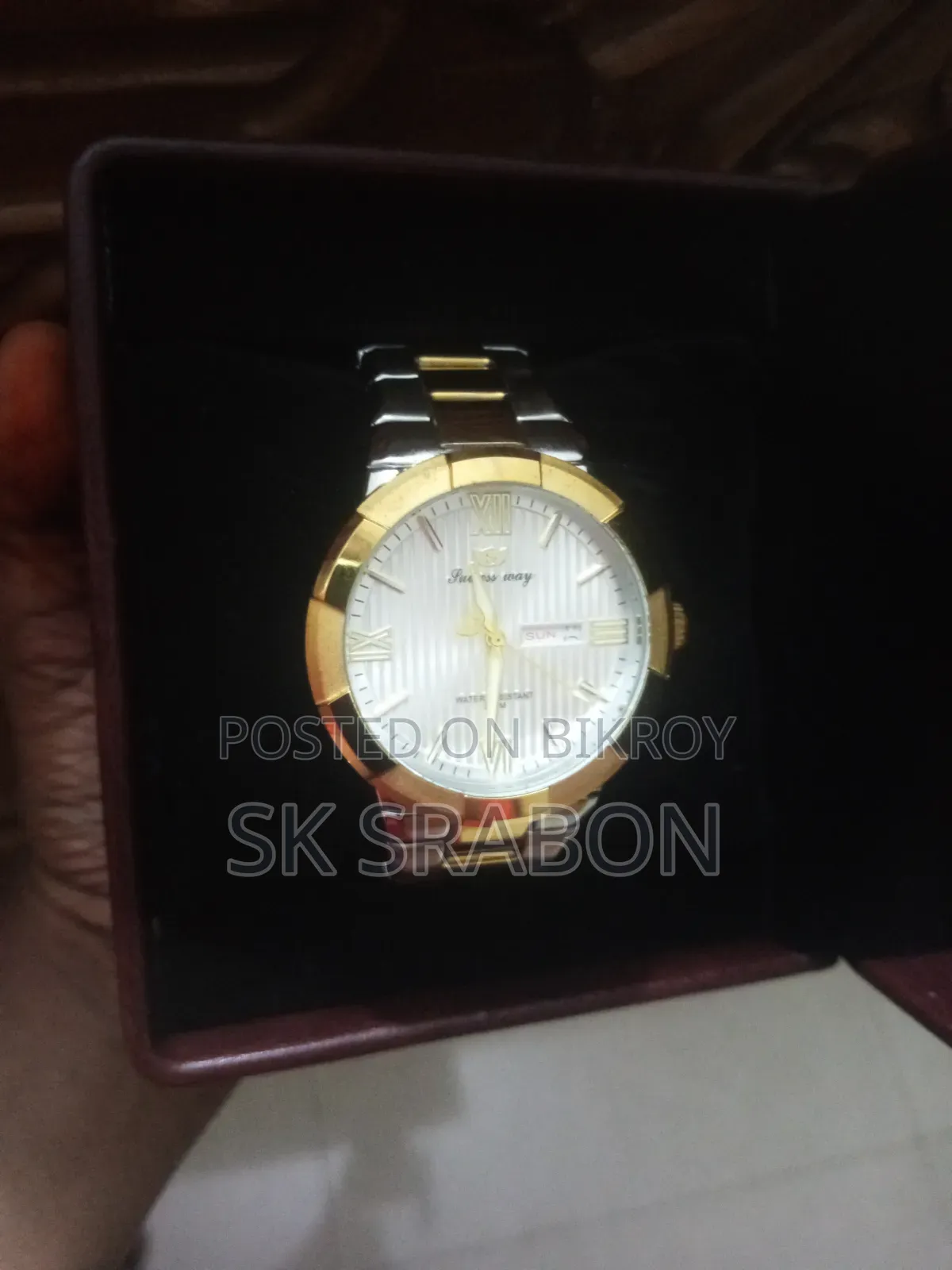ফুল ফ্রেশ একটা ঘড়ি। একদম ব্যবহার করা হয়নি।