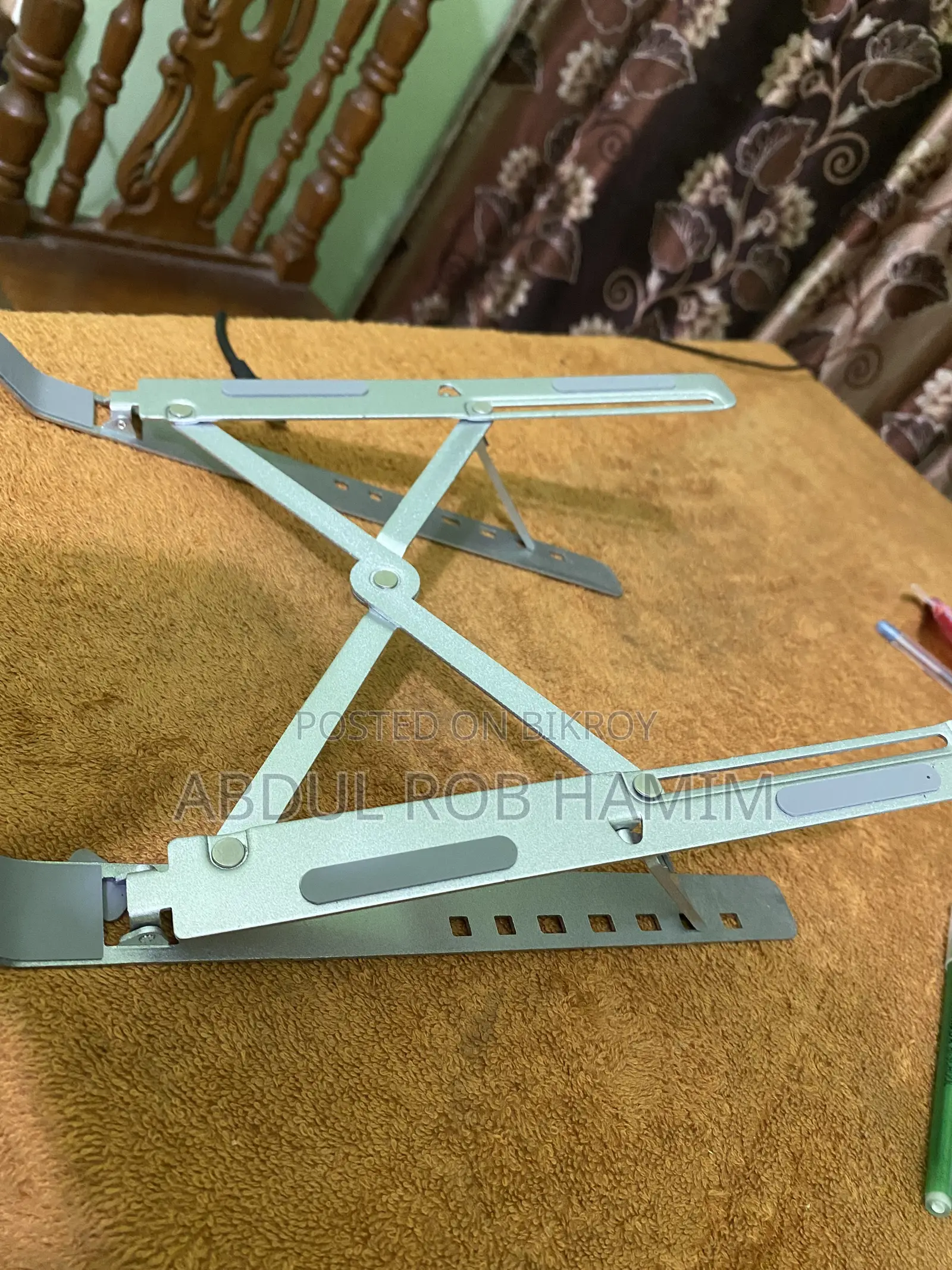 ল্যাপটপ স্ট্যান্ড
