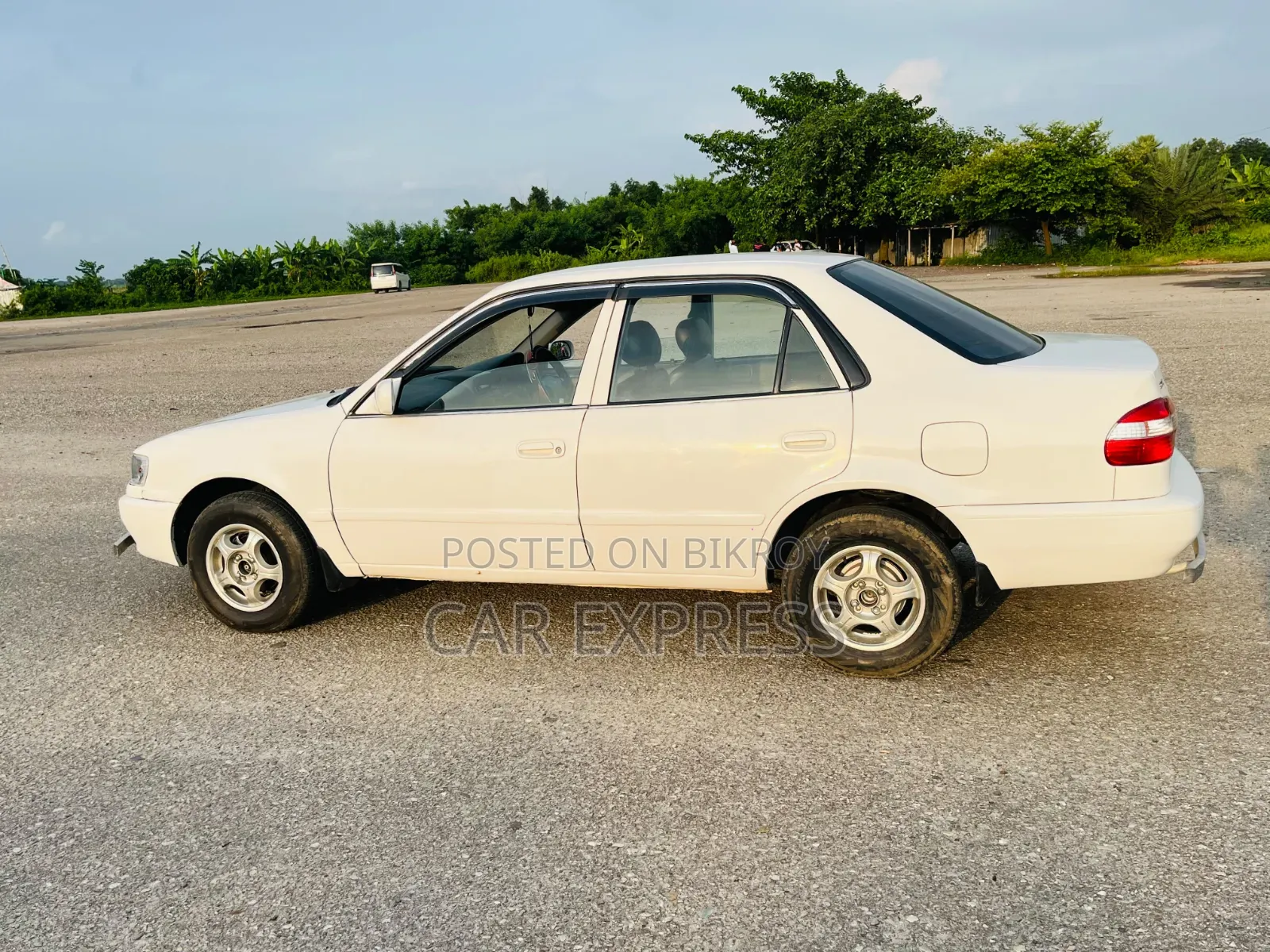 টয়োটা করোল্লা ১৯৯৮ সাদা
