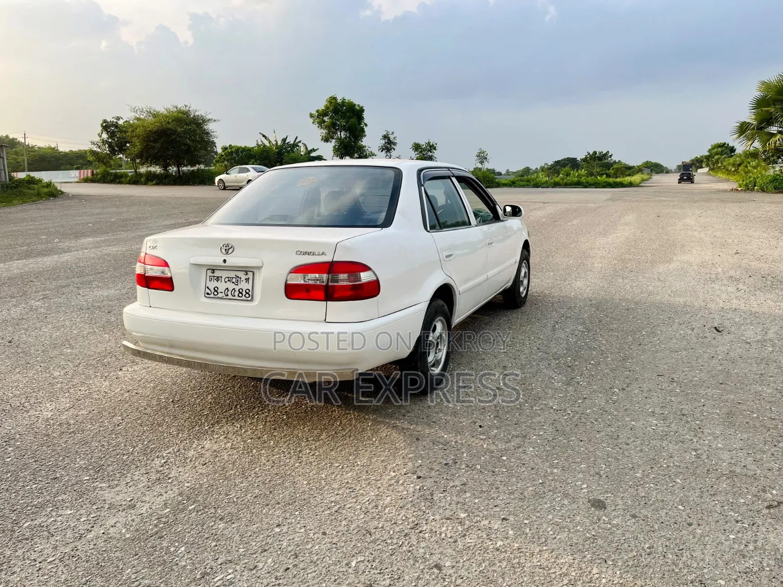 টয়োটা করোল্লা ১৯৯৮ সাদা