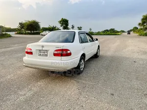টয়োটা করোল্লা ১৯৯৮ সাদা