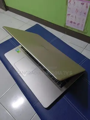 Apple Laptop 3GB RAM Intel SSD 256GB