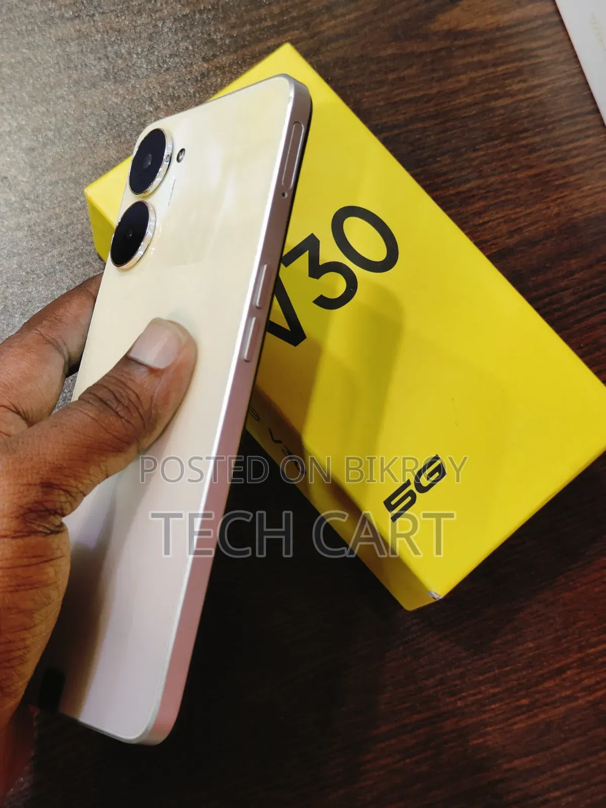 Realme V30 128 GB Gold