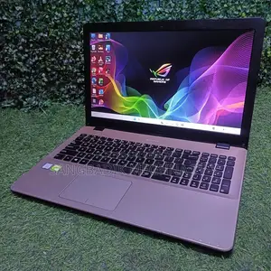Laptop ASUS 4GB Intel SSD 500GB