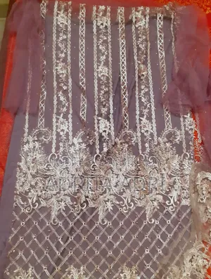 কাপড়ের রঙ ও মেটেরিয়াল: ডাস্টি পার্পল/লেভেন্ডার শেডের নেটের উপর কাজ