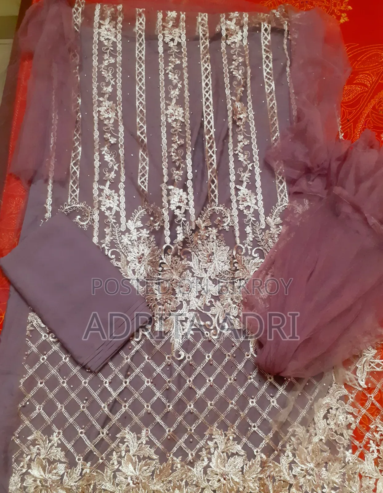 কাপড়ের রঙ ও মেটেরিয়াল: ডাস্টি পার্পল/লেভেন্ডার শেডের নেটের উপর কাজ
