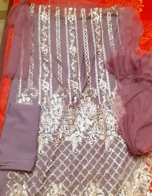 কাপড়ের রঙ ও মেটেরিয়াল: ডাস্টি পার্পল/লেভেন্ডার শেডের নেটের উপর কাজ