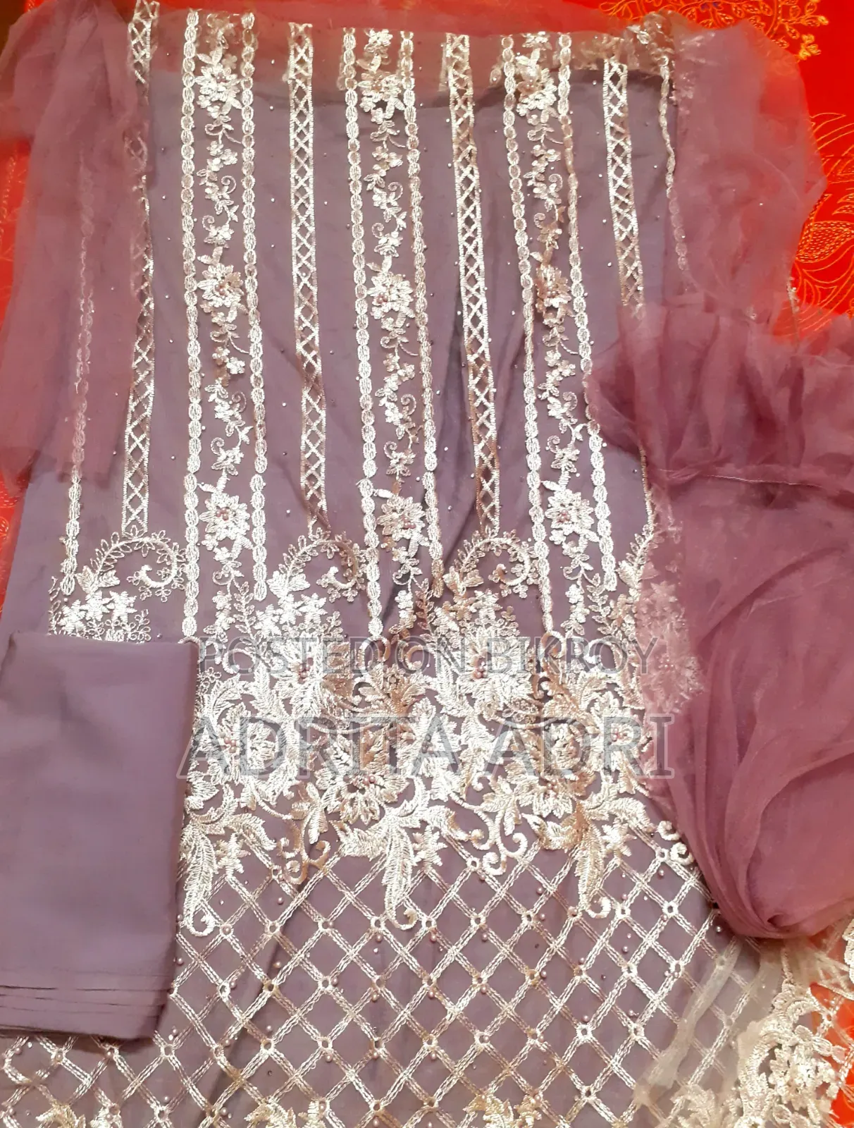 কাপড়ের রঙ ও মেটেরিয়াল: ডাস্টি পার্পল/লেভেন্ডার শেডের নেটের উপর কাজ