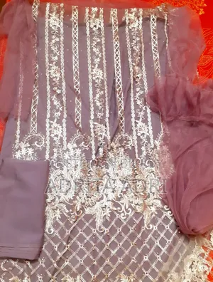 কাপড়ের রঙ ও মেটেরিয়াল: ডাস্টি পার্পল/লেভেন্ডার শেডের নেটের উপর কাজ