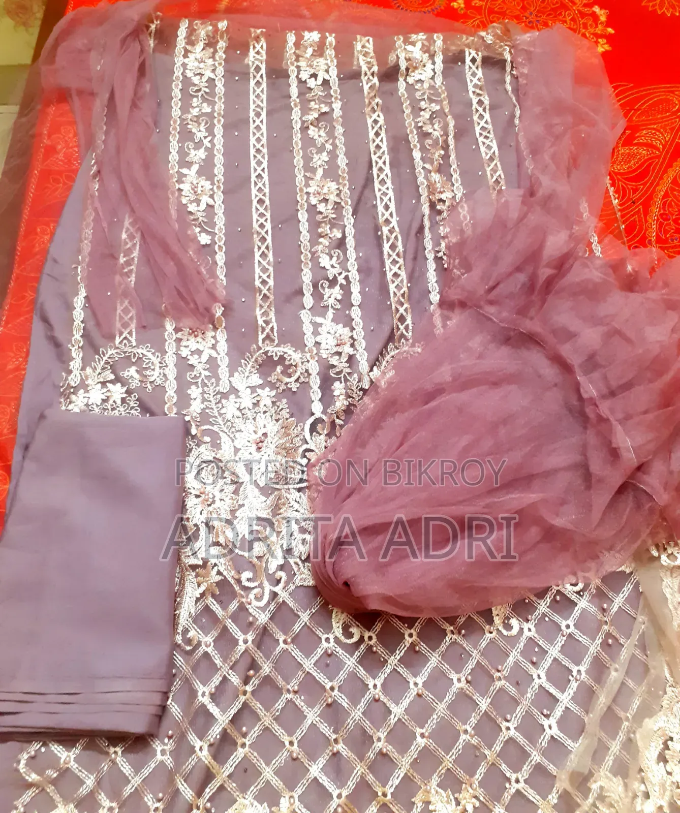 কাপড়ের রঙ ও মেটেরিয়াল: ডাস্টি পার্পল/লেভেন্ডার শেডের নেটের উপর কাজ