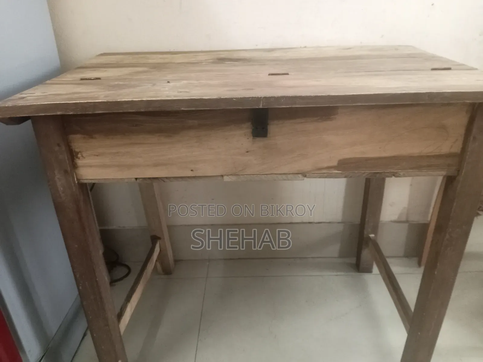 ১টি কাঠের টেবিল বিক্রয় করা হবে