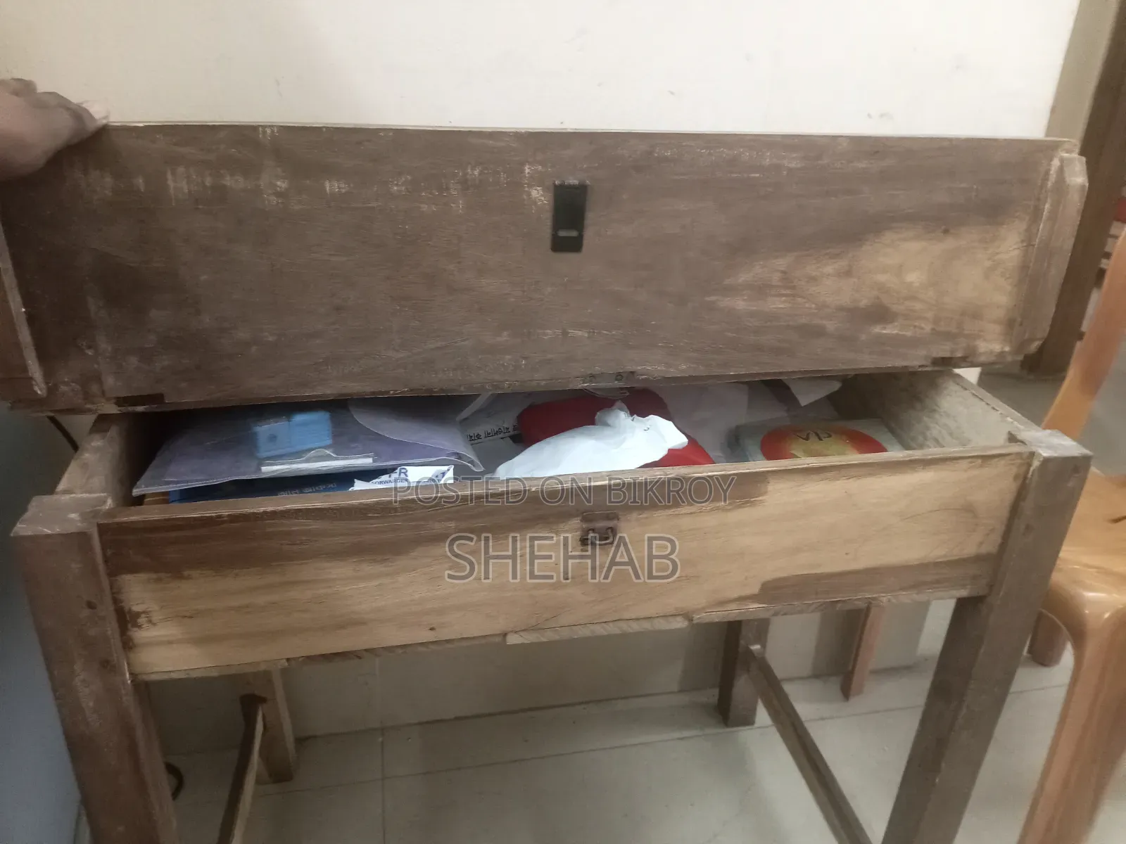 ১টি কাঠের টেবিল বিক্রয় করা হবে