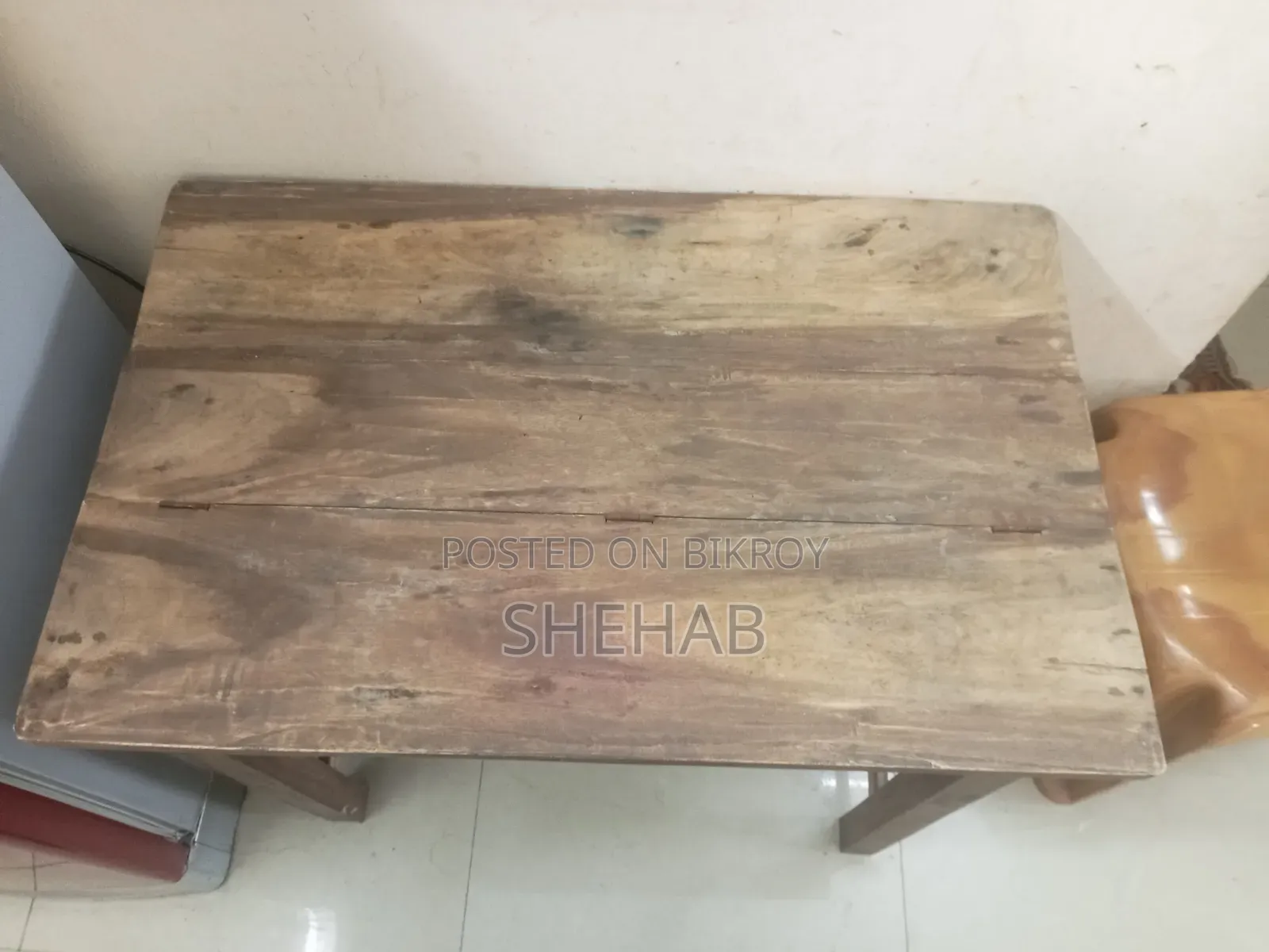 ১টি কাঠের টেবিল বিক্রয় করা হবে