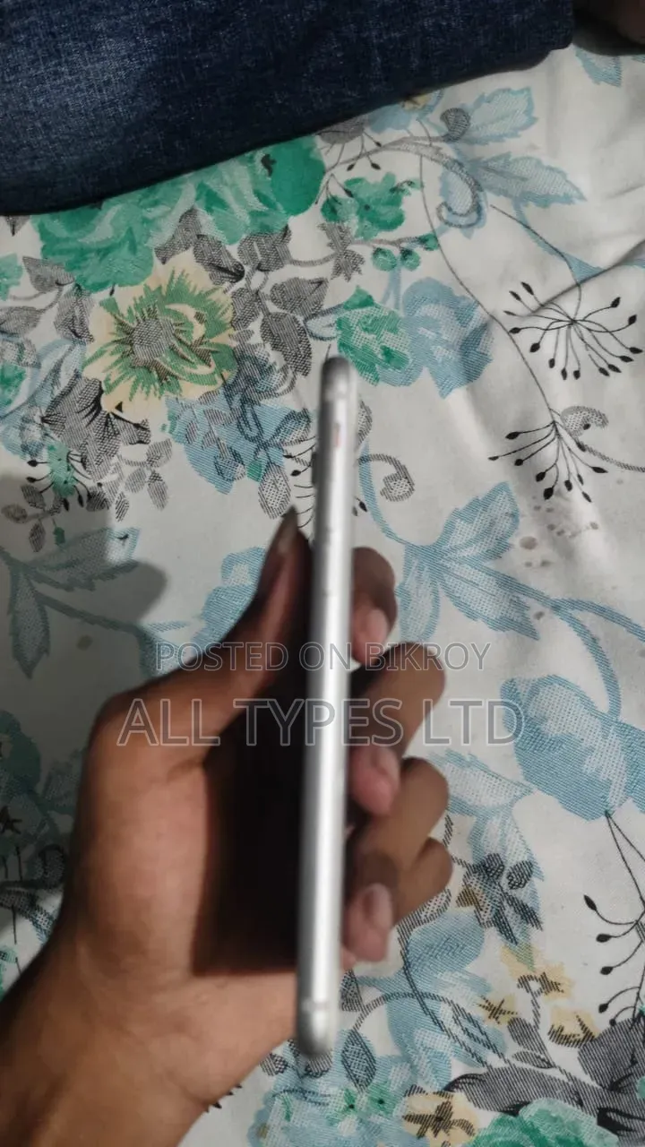 অ্যাপল আইফোন ৮ ৬৪ জিবি হোয়াইট