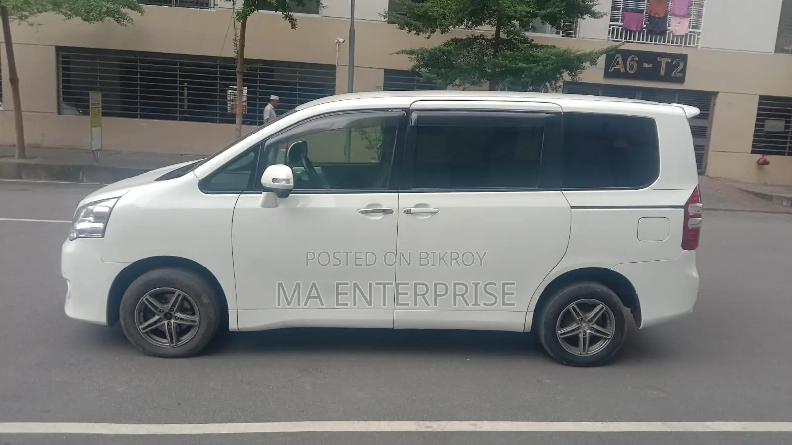 Toyota Noah 2011 Pearl
